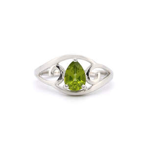 Серебряное кольцо 925 пробы 2,27 гр. с египетским перидотом 0,73 карат Серебряное кольцо 925 пробы 2,27 гр. с египетским перидотом 0,73 карат