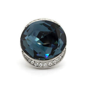 Кольцо в белом позолоте 750 пробы с синим и белым кристаллами