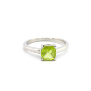 Серебряное кольцо 925 пробы 1,97 гр. с египетским Перидотом класса АААА 0,95 карат Серебряное кольцо 925 пробы 1,97 гр. с египетским Перидотом класса АААА 0,95 карат