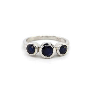 Серебряное кольцо 925 пробы 2,93 гр. со шри-ланкийскими Сапфирами класса AAAА 1,42 карат Серебряное кольцо 925 пробы 2,93 гр. со шри-ланкийскими Сапфирами класса AAAА 1,42 карат