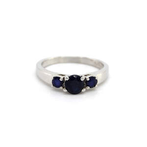Серебряное кольцо 925 пробы 2,31 гр. со шри-ланкийским Сапфиром класса AAAА 0,99 карат Серебряное кольцо 925 пробы 2,31 гр. со шри-ланкийским Сапфиром класса AAAА 0,99 карат