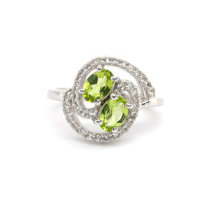 Серебряное кольцо 925 пробы 3,57 гр. с египетским перидотом и белыми топазами с США 1,21 карат Серебряное кольцо 925 пробы 3,57 гр. с египетским перидотом и белыми топазами с США 1,21 карат