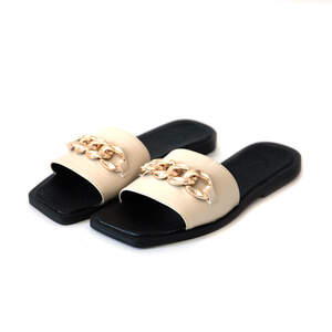 Босоніжки жіночі, бежевого кольору з натуральної шкіри з ланцюжком