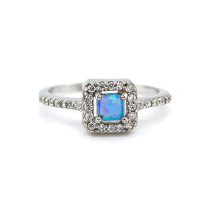 Серебряное кольцо 925 пробы 2,62 г с голубым гидротермальным опалом и цирконами 0,82 к Серебряное кольцо 925 пробы 2,62 г с голубым гидротермальным опалом и цирконами 0,82 к