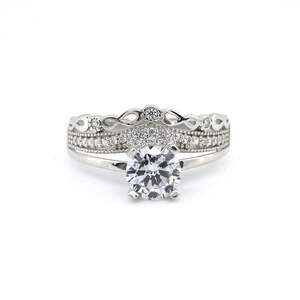Серебряное кольцо 925 пробы 2,9 г с цирконами 1,35 к Серебряное кольцо 925 пробы 2,9 г с цирконами 1,35 к