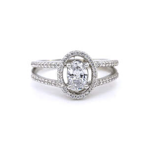 Серебряное кольцо 925 пробы 3,94 г с цирконами 2,05 карат Серебряное кольцо 925 пробы 3,94 г с цирконами 2,05 карат