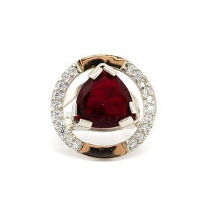 Серебряное кольцо 925 пробы с золотом 375 пробы 6,86 г с красным и белыми цирконами 5,64 карат Серебряное кольцо 925 пробы с золотом 375 пробы 6,86 г с красным и белыми цирконами 5,64 карат