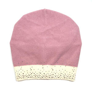 Жіноча шапка стилю Casual у кольоровій комбінації: фрезового та айворі з кристалами