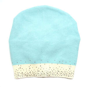 Жіноча шапка стилю Casual у кольоровій комбінації: тіфані та айворі з кристалами