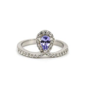 Серебряное кольцо 925 пробы 3,16 гр. с Танзанитом класса АААА и топазами с США 0,76 карат Серебряное кольцо 925 пробы 3,16 гр. с Танзанитом класса АААА и топазами с США 0,76 карат