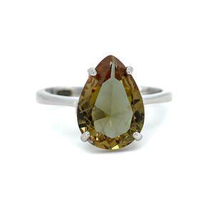 Серебряное кольцо 925 пробы 2,91 г с турецким султанитом класса АААА 5 карат Серебряное кольцо 925 пробы 2,91 г с турецким султанитом класса АААА 5 карат