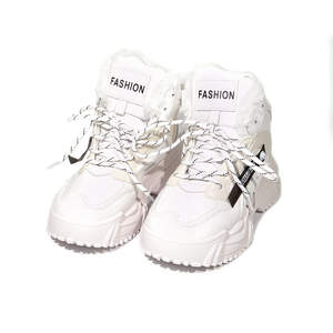 Кроссовки женские, белого цвета с эко-кожи на массивной подошве (6 см)