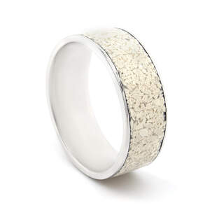 Кольцо в белом позолоте 750 пробы с ювелирной эмалью