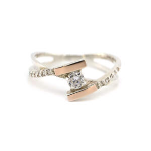 Серебряное кольцо 925 пробы с золотом 375 пробы 2,43 г и цирконами 1,1 к. Серебряное кольцо 925 пробы с золотом 375 пробы 2,43 г и цирконами 1,1 к.