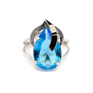 Серебряное кольцо 925 пробы с золотом 375 пробы 3,69 г с голубым цирконом 4,01 к Серебряное кольцо 925 пробы с золотом 375 пробы 3,69 г с голубым цирконом 4,01 к