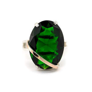 Серебряное кольцо 925 пробы с золотом 375 пробы 4,54 г с зеленым цирконом 3,64 к Серебряное кольцо 925 пробы с золотом 375 пробы 4,54 г с зеленым цирконом 3,64 к