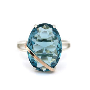 Серебряное кольцо 925 пробы с золотом 375 пробы 4,69 г с голубым цирконом 3,64 к Серебряное кольцо 925 пробы с золотом 375 пробы 4,69 г с голубым цирконом 3,64 к
