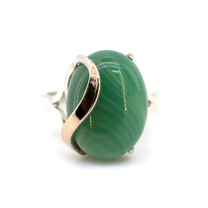 Серебряное кольцо 925 пробы с золотом 375 пробы 3,94 г с зеленым агатом 6,6 карат Серебряное кольцо 925 пробы с золотом 375 пробы 3,94 г с зеленым агатом 6,6 карат