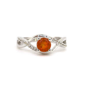 Серебряное кольцо 925 пробы 2,32 гр. с эфиопским огненным опалом класса AAA и топазами 0,43 карат из коллекции Серебряное кольцо 925 пробы 2,32 гр. с эфиопским огненным опалом класса AAA и топазами 0,43 карат из коллекции
