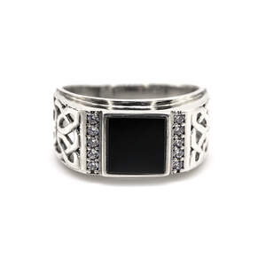 Серебряное кольцо 925 пробы 5,1 г с черным ониксом и цирконами 1,7 к Серебряное кольцо 925 пробы 5,1 г с черным ониксом и цирконами 1,7 к