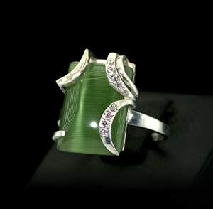 Серебряное кольцо 925 пробы с золотом 375 пробы 6,08 г с Котячим глазом та цирконами 5,21 карат Серебряное кольцо 925 пробы с золотом 375 пробы 6,08 г с Котячим глазом та цирконами 5,21 карат