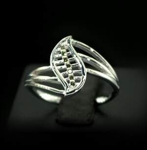 Срібна каблучка 925 проби 3,08 г з зеленими намібійськими Діамантами VVS1 0,06 карат Срібна каблучка 925 проби 3,08 г з зеленими намібійськими Діамантами VVS1 0,06 карат