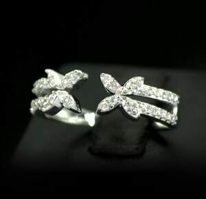 Срібна каблучка 925 проби 3,06 г з білими африканськими Діамантами VVS1 0,16 карат Срібна каблучка 925 проби 3,06 г з білими африканськими Діамантами VVS1 0,16 карат