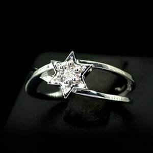 Срібна каблучка 925 проби 3,57 г з білим африканським Діамантом VVS1 0,01 карат Срібна каблучка 925 проби 3,57 г з білим африканським Діамантом VVS1 0,01 карат