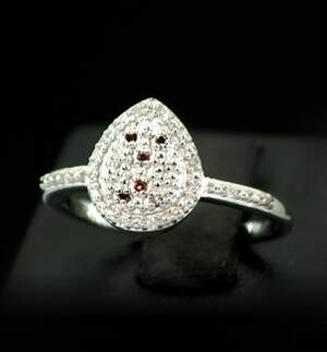 Срібна каблучка 925 проби 3,11 г з червоними австралійськими Діамантами VVS1 та білими африканськими Діамантами VVS1 0,12 карат Срібна каблучка 925 проби 3,11 г з червоними австралійськими Діамантами VVS1 та білими африканськими Діамантами VVS1 0,12 карат