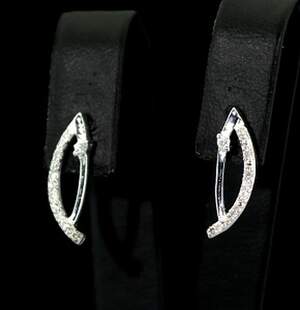 Срібні сережки 925 проби 1,68 г з білими африканськими Діамантами VVS1 0,16 карат Срібні сережки 925 проби 1,68 г з білими африканськими Діамантами VVS1 0,16 карат