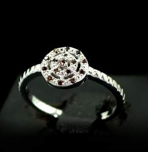 Срібна каблучка 925 проби 2,47 г з червоними австралійськими Діамантами VVS1 0,13 карат Срібна каблучка 925 проби 2,47 г з червоними австралійськими Діамантами VVS1 0,13 карат