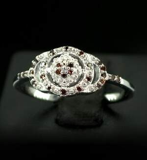 Срібна каблучка 925 проби 2,94 г з червоними австралійськими Діамантами VVS1 0,24 карат Срібна каблучка 925 проби 2,94 г з червоними австралійськими Діамантами VVS1 0,24 карат