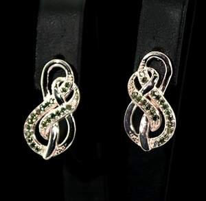 Срібні сережки 925 проби в позолоті 750 проби 3,85 г з зеленими намібійськими Діамантами VVS1 0,27 карат Срібні сережки 925 проби в позолоті 750 проби 3,85 г з зеленими намібійськими Діамантами VVS1 0,27 карат