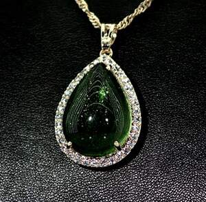 Підвіска в позолоті з зеленим та білими фіанітами Підвіска в позолоті з зеленим та білими фіанітами