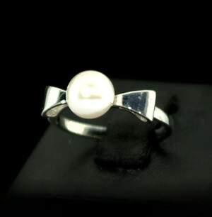 Срібна каблучка 925 проби 2,17 г з білою Перлиною 2,45 карат Срібна каблучка 925 проби 2,17 г з білою Перлиною 2,45 карат