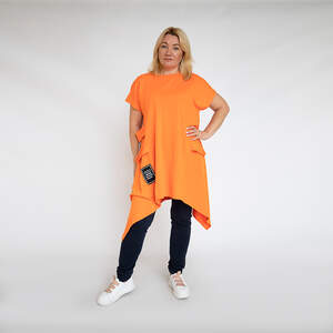 Костюм помаранчевого кольору, брюки та туніка