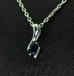 Серебряная подвеска 925 пробы 1,05 г со шри-ланкийским Сапфіром класса АААА 0,65 карат Серебряная подвеска 925 пробы 1,05 г со шри-ланкийским Сапфіром класса АААА 0,65 карат