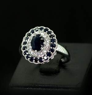Серебряное кольцо 925 пробы 5,01 г со шри-ланкийскими Сапфірами класса АААА и цирконами 2,33 карат Серебряное кольцо 925 пробы 5,01 г со шри-ланкийскими Сапфірами класса АААА и цирконами 2,33 карат