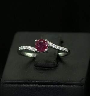 Серебряное кольцо 925 пробы 1,49 г с розовым кенийским Рубіном класса АААА и цирконами 0,63 карат Серебряное кольцо 925 пробы 1,49 г с розовым кенийским Рубіном класса АААА и цирконами 0,63 карат