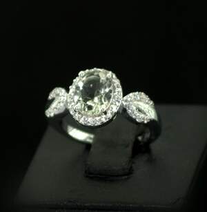 Серебряное кольцо 925 пробы 4,16 г с зеленым бразильским Аметистом и цирконами 2,15 карат Серебряное кольцо 925 пробы 4,16 г с зеленым бразильским Аметистом и цирконами 2,15 карат