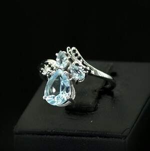 Серебряное кольцо 925 пробы 3,12 г с голубыми Топазами и шпинелью 2,78 карат Серебряное кольцо 925 пробы 3,12 г с голубыми Топазами и шпинелью 2,78 карат