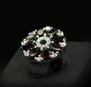 Серебряная брошь 925 пробы 3,53 г с мозамбикскими Гранатами и цирконами 3,21 карат Серебряная брошь 925 пробы 3,53 г с мозамбикскими Гранатами и цирконами 3,21 карат