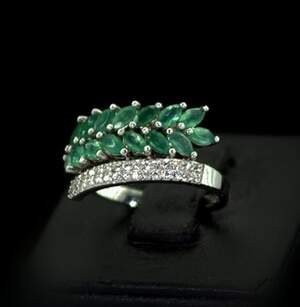 Серебряное кольцо 925 пробы 3 г с зелеными Агами и фианитами 1,55 карат Серебряное кольцо 925 пробы 3 г с зелеными Агами и фианитами 1,55 карат