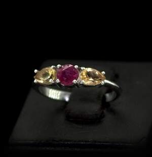 Серебряное кольцо 925 пробы 2,38 г с розовым кенийским Рубіном класса АААА и лимонами 1,4 карат Серебряное кольцо 925 пробы 2,38 г с розовым кенийским Рубіном класса АААА и лимонами 1,4 карат