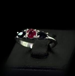 Серебряное кольцо 925 пробы 2,41 г с розовым кенийским Рубіном класса АААА и шри-ланкийскими сапфирами класса АААА 1,89 карат Серебряное кольцо 925 пробы 2,41 г с розовым кенийским Рубіном класса АААА и шри-ланкийскими сапфирами класса АААА 1,89 карат