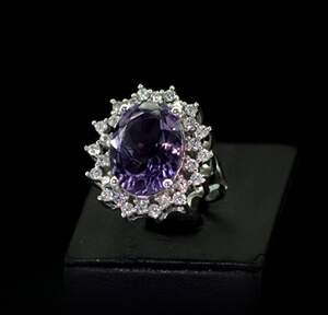 Серебряное кольцо 925 пробы 7,5 г с африканским Аметистом и фианитами 8,85 карат Серебряное кольцо 925 пробы 7,5 г с африканским Аметистом и фианитами 8,85 карат