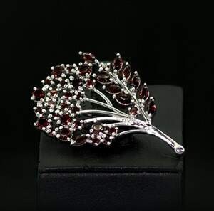 Срібна брошка 925 проби 6,37 г з мозамбікськими Гранатами та цирконами 2,55 карат