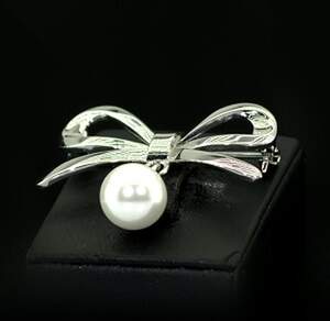 Срібна брошка 925 проби 6,48 г з Перлиною 3,11 карат