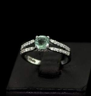 Срібна каблучка 925 проби 1,96 г з бразильським Смарагдом класу АААА та фіанітами 1,22 карат Срібна каблучка 925 проби 1,96 г з бразильським Смарагдом класу АААА та фіанітами 1,22 карат