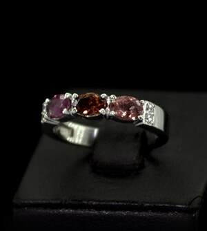 Срібна каблучка 925 проби 3,36 г з бразильськими Турмалінами та фіанітами 1,37 карат Срібна каблучка 925 проби 3,36 г з бразильськими Турмалінами та фіанітами 1,37 карат